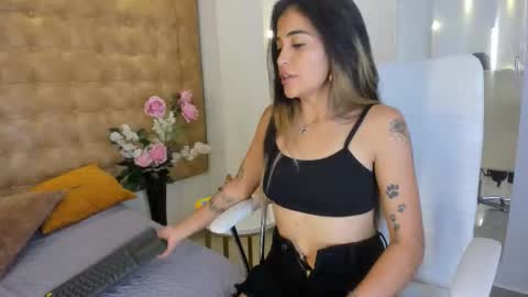 Snapshot of natalie_garciia chatting on February 6, 9:29 pm online show from February 6, 9:29 pm