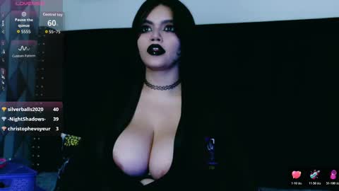 Snapshot of naturaltitss_ chatting on November 20, 8:41 pm Gwen online show from November 20, 8:41 pm