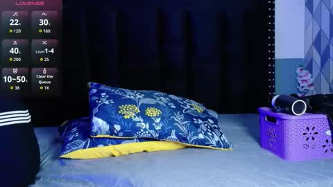 Snapshot of naturaltitss_ chatting on December 3, 7:12 pm Gwen online show from December 3, 7:12 pm