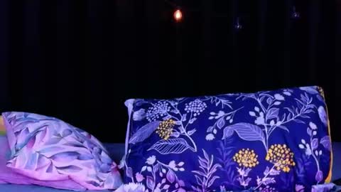 Snapshot of naturaltitss_ chatting on December 5, 7:32 pm Gwen online show from December 5, 7:32 pm