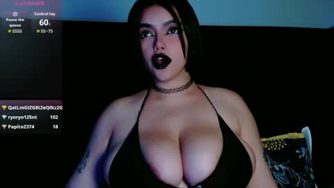 Snapshot of naturaltitss_ chatting on December 13, 7:53 pm Gwen online show from December 13, 7:53 pm