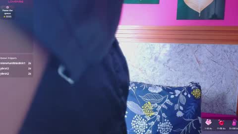 Gwen  online show from April 12, 7:30 pm