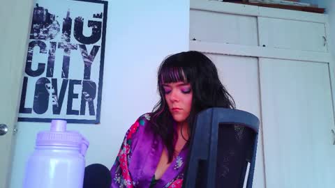 Em  please help me reach 100 thumbs up 3 online show from September 16, 6:09 pm