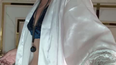 Snapshot of naughtymilfx_ chatting on February 25, 3:05 am online show from February 25, 3:05 am