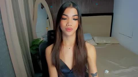 Snapshot of naughtyvixennova chatting on December 4, 10:18 pm Cassie online show from December 4, 10:18 pm