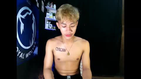 Snapshot of naugthyboyloy chatting on November 17, 6:03 pm Loy online show from November 17, 6:03 pm