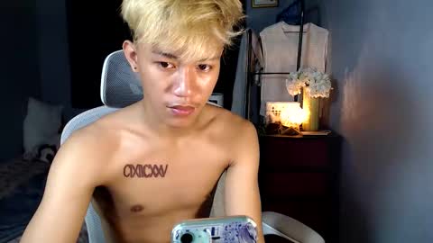 Snapshot of naugthyboyloy chatting on December 17, 7:25 am Loy online show from December 17, 7:25 am