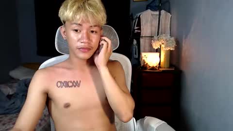 Snapshot of naugthyboyloy chatting on December 17, 8:04 pm Loy online show from December 17, 8:04 pm