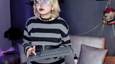 Snapshot of navier__ chatting on December 3, 8:40 pm Navier online show from December 3, 8:40 pm