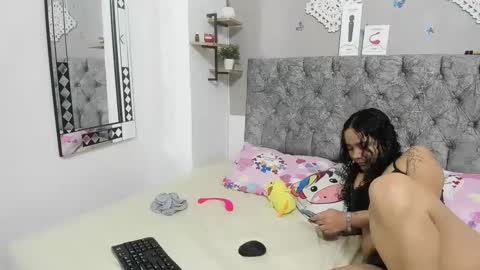 Snapshot of nay_and_aleja chatting on December 4, 2:53 am nay_and_aleja online show from December 4, 2:53 am