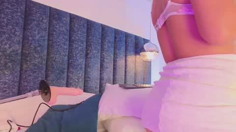 Snapshot of naylapot_ chatting on February 2, 12:13 pm Juli online show from February 2, 12:13 pm