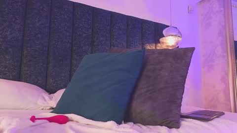 Snapshot of naylapot_ chatting on February 8, 3:00 pm Juli online show from February 8, 3:00 pm