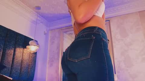 Snapshot of naylapot_ chatting on February 12, 11:07 am Juli online show from February 12, 11:07 am