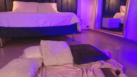 Snapshot of naylapot_ chatting on March 11, 1:56 pm Juli online show from March 11, 1:56 pm