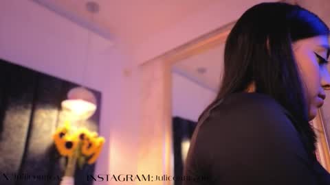 Snapshot of naylapot_ chatting on October 24, 11:28 am Juli online show from October 24, 11:28 am