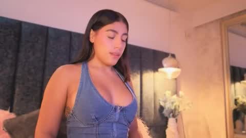 Snapshot of naylapot_ chatting on November 22, 11:20 am Juli online show from November 22, 11:20 am