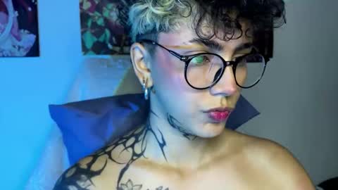 Snapshot of nazzz10 chatting on December 3, 1:24 am nazzz10 online show from December 3, 1:24 am