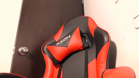 Laura   online show from November 7, 11:05 pm