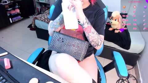 Snapshot of neeko_lol_ chatting on September 20, 7:09 am Geek Nicole im Neeko UwU online show from September 20, 7:09 am