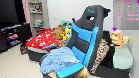 Snapshot of neeko_lol_ chatting on November 2, 5:04 pm Geek Nicole im Neeko UwU online show from November 2, 5:04 pm