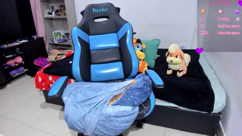 Snapshot of neeko_lol_ chatting on November 5, 2:50 pm Geek Nicole im Neeko UwU online show from November 5, 2:50 pm