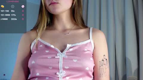 Snapshot of neldaaskins chatting on January 5, 1:03 am Lana online show from January 5, 1:03 am