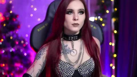 Snapshot of nelle_ chatting on December 16, 12:43 pm online show from December 16, 12:43 pm