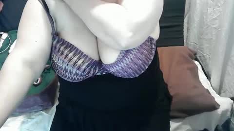 Snapshot of neslihan35 chatting on February 14, 5:19 am neslihan online show from February 14, 5:19 am