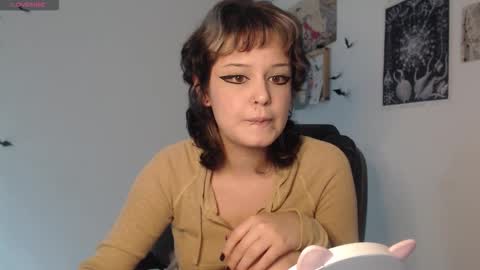 Snapshot of neurotic_witch chatting on November 4, 5:50 am Mar online show from November 4, 5:50 am