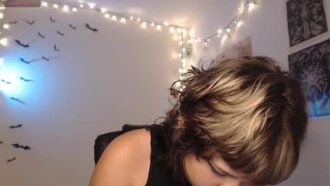 Snapshot of neurotic_witch chatting on November 8, 5:18 am Mar online show from November 8, 5:18 am