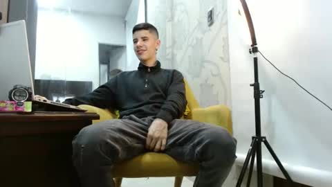 Snapshot of newlatino1 chatting on October 3, 5:59 am newlatino1 online show from October 3, 5:59 am