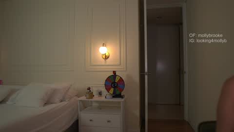 Snapshot of newmollybrooke chatting on September 24, 11:08 pm  all my links Here online show from September 24, 11:08 pm