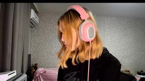 Snapshot of ngocjanus chatting on November 25, 1:22 pm Eva Arts online show from November 25, 1:22 pm