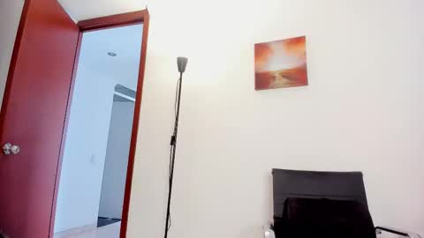 laura  online show from November 11, 5:57 pm