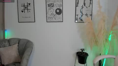 Snapshot of niaevans_x chatting on November 19, 1:22 pm Nia online show from November 19, 1:22 pm