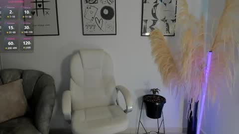 Snapshot of niaevans_x chatting on December 2, 3:07 pm Nia online show from December 2, 3:07 pm