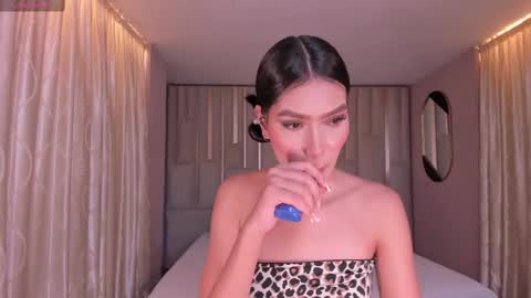 Snapshot of niasalvatore chatting on March 4, 7:43 pm Call me Nia online show from March 4, 7:43 pm