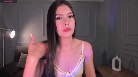 Snapshot of niasalvatore chatting on March 6, 10:15 pm Call me Nia online show from March 6, 10:15 pm