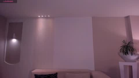 Snapshot of niasalvatore chatting on December 22, 8:50 pm Call me Nia online show from December 22, 8:50 pm