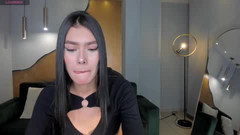 Snapshot of niasalvatore chatting on February 5, 3:22 am Call me Nia online show from February 5, 3:22 am