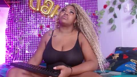 Snapshot of niawk_ chatting on September 25, 1:37 pm Niawk online show from September 25, 1:37 pm