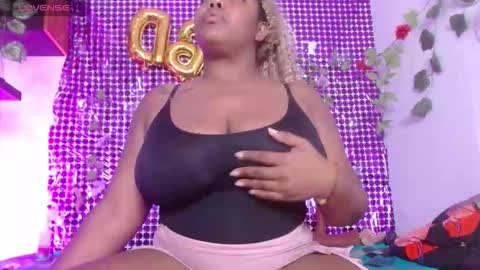 Snapshot of niawk_ chatting on October 1, 1:17 pm Niawk online show from October 1, 1:17 pm