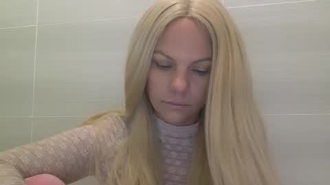 Snapshot of nicecolddrink2 chatting on October 25, 9:28 am Amber online show from October 25, 9:28 am