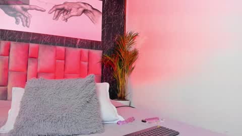 Nicolle  online show from February 1, 3:07 pm