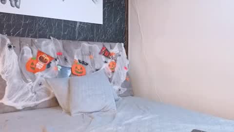 Nicolle  online show from October 26, 12:00 pm