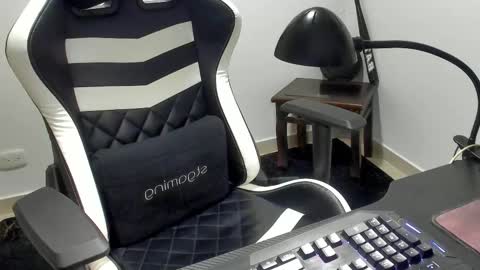 Snapshot of nicepussyandcock chatting on November 25, 11:38 pm Camila And Steeven online show from November 25, 11:38 pm