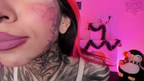 Snapshot of nicki_1 chatting on December 29, 5:31 am Help me reach 100 thumbs up online show from December 29, 5:31 am