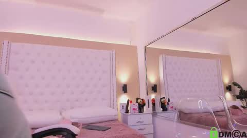 nickky online show from December 17, 1:17 pm