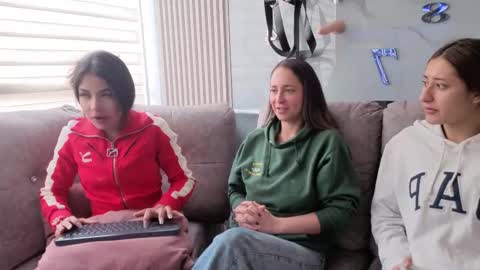 Snapshot of nicky_as chatting on December 4, 1:53 pm nicky_as online show from December 4, 1:53 pm