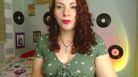 Snapshot of nicky_lucy_m chatting on December 24, 6:33 am lucy online show from December 24, 6:33 am